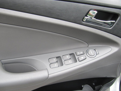 hyundai sonata 2012 silver sedan se gasoline 4 cylinders front wheel drive automatic 28805