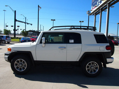 toyota fj cruiser 2012 white suv gasoline 6 cylinders 2 wheel drive automatic 76011