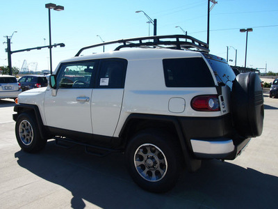 toyota fj cruiser 2012 white suv gasoline 6 cylinders 2 wheel drive automatic 76011