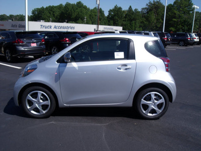 scion iq 2013 silver hatchback gasoline 4 cylinders front wheel drive automatic 75604