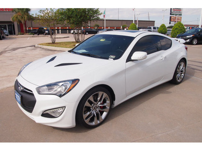 hyundai genesis coupe 2013 white coupe 3 8 track a t gasoline 6 cylinders rear wheel drive automatic 77074
