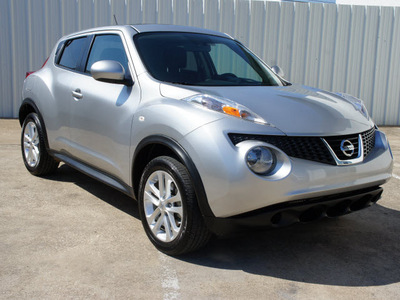 nissan juke 2012 chrome silver sv gasoline 4 cylinders front wheel drive shiftable automatic 75080