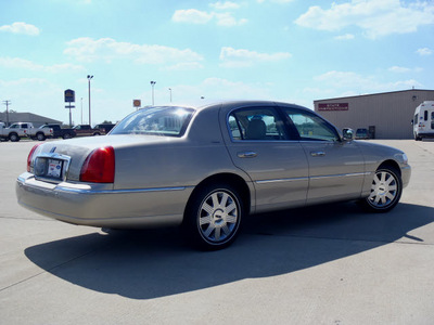 lincoln town car 2004 gray sedan ultimate gasoline 8 cylinders rear wheel drive automatic 62708