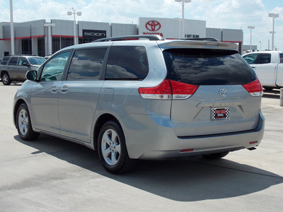 toyota sienna 2012 silver van le 8 passenger gasoline 6 cylinders front wheel drive automatic with overdrive 77469