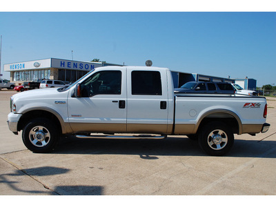 ford f 250 super duty 2005 white lariat diesel 8 cylinders 4 wheel drive automatic with overdrive 77864