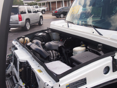 hummer h2 2005 white suv gasoline 8 cylinders 4 wheel drive automatic 77074