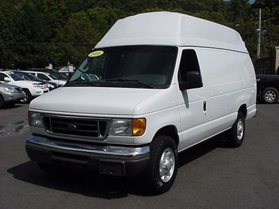 ford econoline cargo 2006 white sd diesel 8 cylinders rear wheel drive automatic 06019