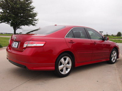 toyota camry 2010 red sedan se gasoline 4 cylinders front wheel drive automatic 76018