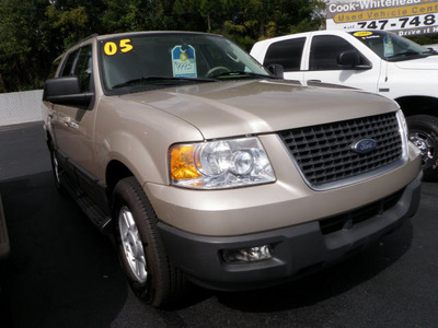 ford expedition 2005 gold suv xlt gasoline 8 cylinders rear wheel drive automatic 32401