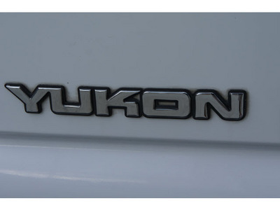 gmc yukon 2006 white suv sle gasoline 8 cylinders rear wheel drive automatic 77043