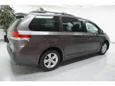 toyota sienna 2013 van le 8 passenger gasoline 6 cylinders front wheel drive not specified 91731