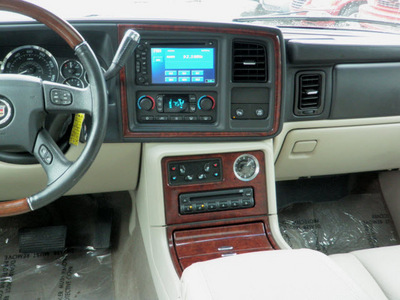 cadillac escalade esv 2006 white suv dvd gasoline 8 cylinders all whee drive automatic 55124