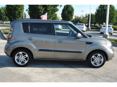 kia soul 2010 gray wagon gasoline 4 cylinders front wheel drive not specified 77099