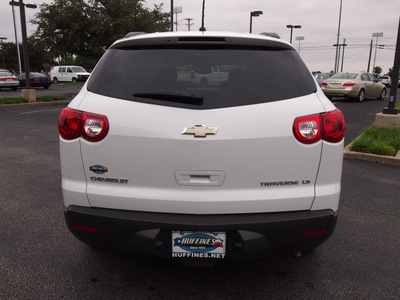chevrolet traverse 2009 white suv ls gasoline 6 cylinders front wheel drive automatic 75075