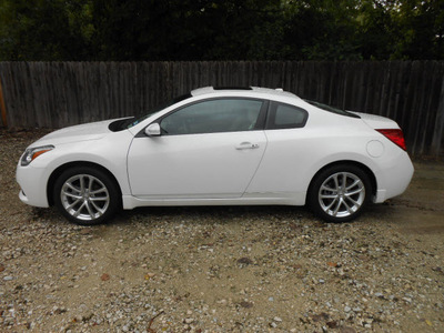 nissan altima 2012 white coupe 3 5 sr gasoline 6 cylinders front wheel drive automatic 75901