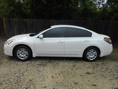 nissan altima 2010 white sedan 2 5 s gasoline 4 cylinders front wheel drive automatic 75901