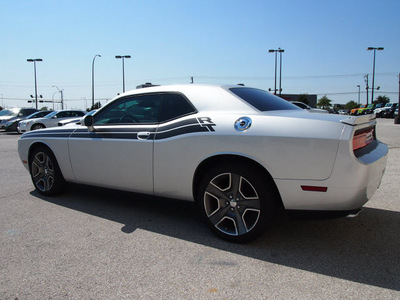 dodge challenger 2012 silver coupe r t classic gasoline v8 rear wheel drive 6 speed manual 76011