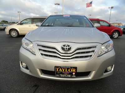 toyota camry 2011 silver sedan xle gasoline 6 cylinders front wheel drive automatic 60915