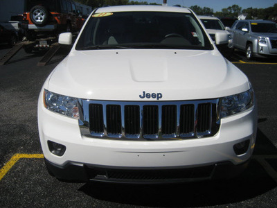 jeep grand cherokee 2011 white suv laredo gasoline 6 cylinders 4 wheel drive autostick 62863