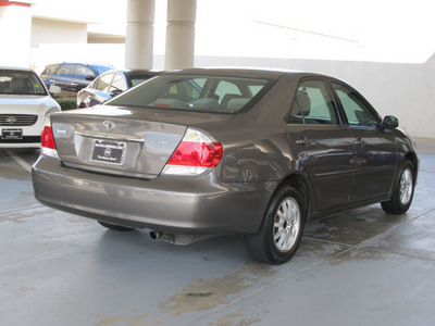 toyota camry 2005 gray sedan standard gasoline 4 cylinders front wheel drive automatic with overdrive 77477