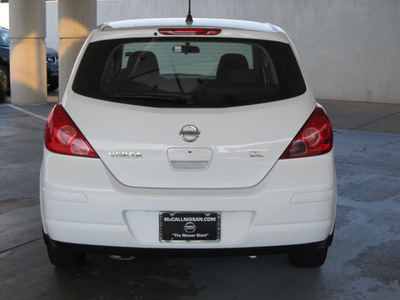 nissan versa 2009 white hatchback 1 8 sl gasoline 4 cylinders front wheel drive automatic with overdrive 77477