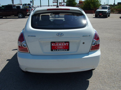 hyundai accent 2009 white hatchback gs gasoline 4 cylinders front wheel drive automatic 76234