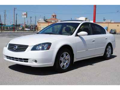 nissan altima 2005 white sedan 2 5 gasoline 4 cylinders front wheel drive automatic 77023