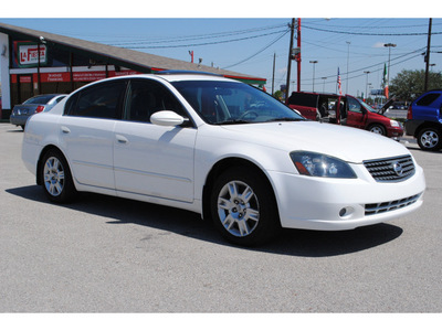 nissan altima 2005 white sedan 2 5 gasoline 4 cylinders front wheel drive automatic 77023