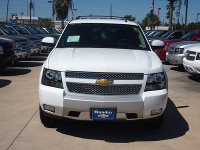 chevrolet tahoe 2013 white suv flex fuel 8 cylinders 2 wheel drive 6 spd auto,elec cntlled onstar, 6 months of directionsrr vis 77090