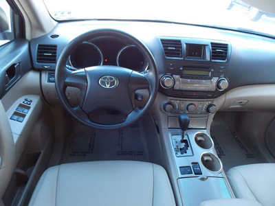 toyota highlander 2010 white suv gasoline 6 cylinders front wheel drive shiftable automatic 77074