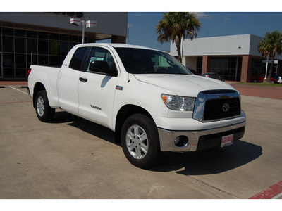 toyota tundra 2008 white sr5 gasoline 8 cylinders 2 wheel drive automatic with overdrive 77642