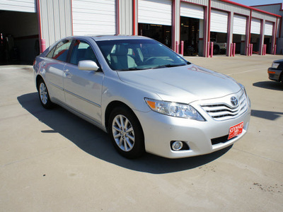 toyota camry 2010 silver sedan xle v6 gasoline 6 cylinders front wheel drive automatic 75110
