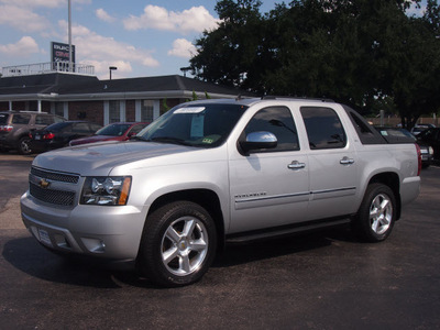 chevrolet avalanche 2010 silver suv ltz flex fuel 8 cylinders 2 wheel drive shiftable automatic 77074