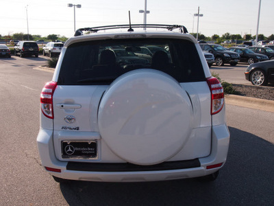 toyota rav4 2011 white suv limited gasoline 6 cylinders front wheel drive automatic 78626