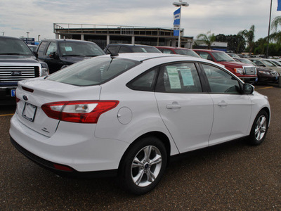 ford focus 2013 oxford white sedan se flex fuel 4 cylinders front wheel drive 6 speed automatic 78523