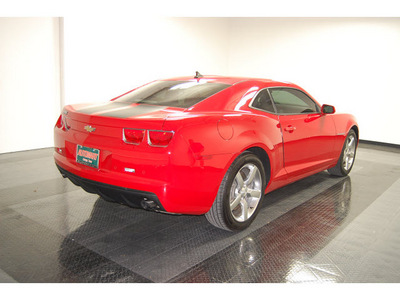 chevrolet camaro 2010 red coupe lt 6 cylinders 6 speed manual 77630
