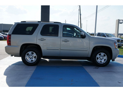 chevrolet tahoe 2008 gold suv lt 8 cylinders automatic 77094