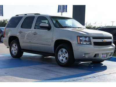 chevrolet tahoe 2008 gold suv lt 8 cylinders automatic 77094