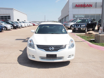 nissan altima 2010 white sedan 2 5 s gasoline 4 cylinders front wheel drive automatic 76116