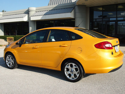ford fiesta 2012 orange sedan sel gasoline 4 cylinders front wheel drive automatic 76011
