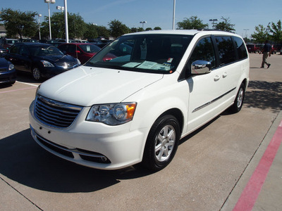 chrysler town and country 2012 white van touring l flex fuel 6 cylinders front wheel drive automatic 75093