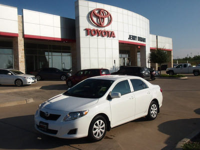 toyota corolla 2009 white sedan le 4 cylinders automatic 76049