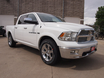 ram 1500 2012 bright white clear laramie gasoline 8 cylinders 4 wheel drive automatic 80301