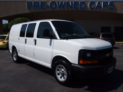 chevrolet express cargo 2009 white van 1500 gasoline 6 cylinders rear wheel drive automatic 75075
