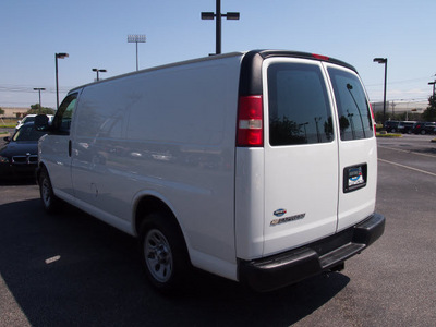 chevrolet express cargo 2009 white van 1500 gasoline 6 cylinders rear wheel drive automatic 75075