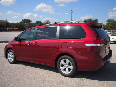 toyota sienna 2012 dk  red van le 8 passenger gasoline 6 cylinders front wheel drive automatic 76011