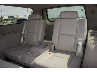 chevrolet suburban 2007 white suv 8 cylinders automatic 79119