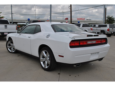 dodge challenger 2011 white coupe se flex fuel 6 cylinders rear wheel drive automatic 78233