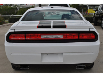 dodge challenger 2011 white coupe se flex fuel 6 cylinders rear wheel drive automatic 78233