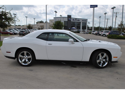 dodge challenger 2011 white coupe se flex fuel 6 cylinders rear wheel drive automatic 78233